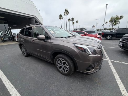 Used 2023 Subaru Forester Premium AWD/4WD image 3