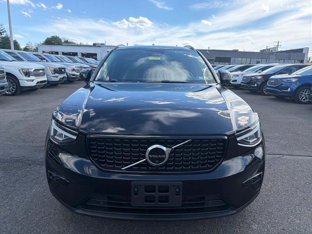 Used 2023 Volvo XC40 B5 Plus w/ Driver Assist Package AWD/4WD image 8