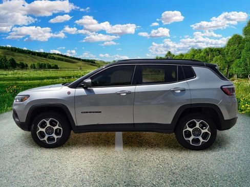 Used 2022 Jeep Compass Trailhawk w/ Trailhawk Convenience Group AWD/4WD image 3