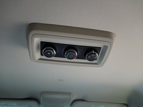 Used 2017 Dodge Grand Caravan SE w/ UConnect Hands-Free Group image 28