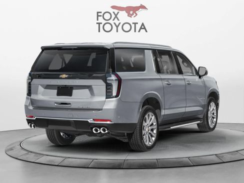 Used 2025 Chevrolet Suburban Premier RWD image 2