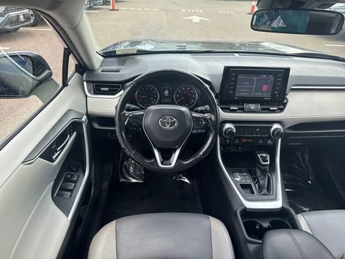 Used 2021 Toyota RAV4 XLE Premium image 11