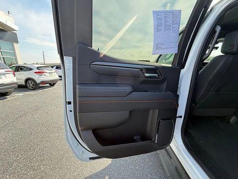 Used 2025 GMC Sierra 1500 AT4 w/ Technology Package AWD/4WD image 16