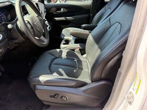 Used 2025 Chrysler Pacifica Select image 7