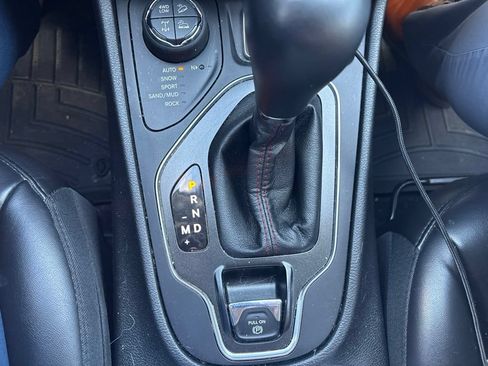 Used 2019 Jeep Cherokee Trailhawk w/ Cold Weather Group AWD/4WD image 18