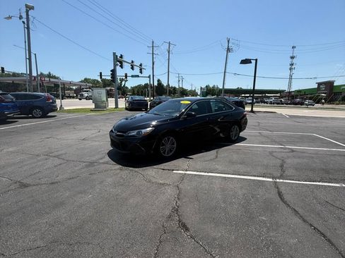 Used 2017 Toyota Camry SE FWD image 6