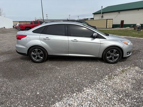 Used 2018 Ford Focus SE w/ SE Appearance Package FWD image 2