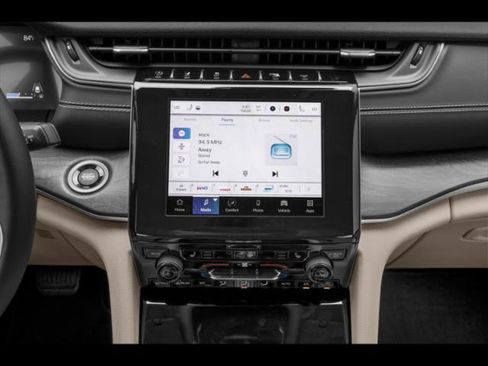 Certified 2023 Jeep Grand Cherokee Altitude image 7