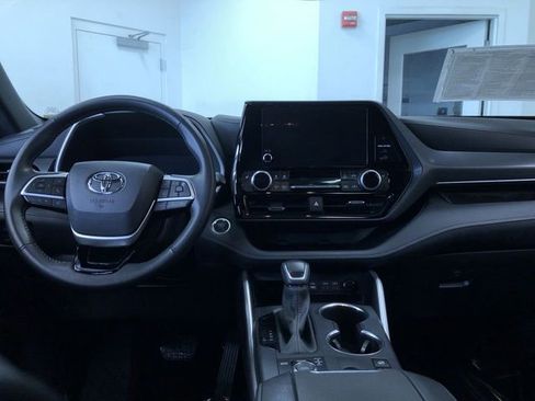 Certified 2025 Toyota Highlander XSE AWD/4WD image 17