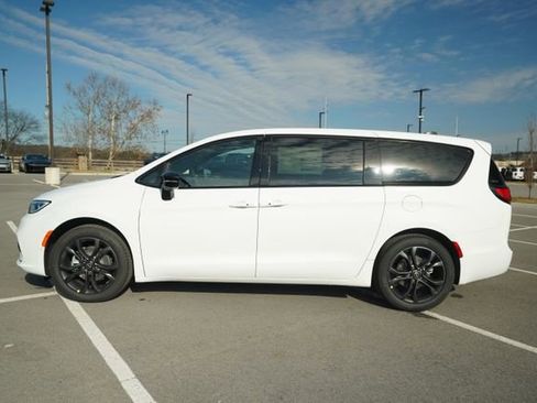 New 2026 Chrysler Pacifica Select image 5