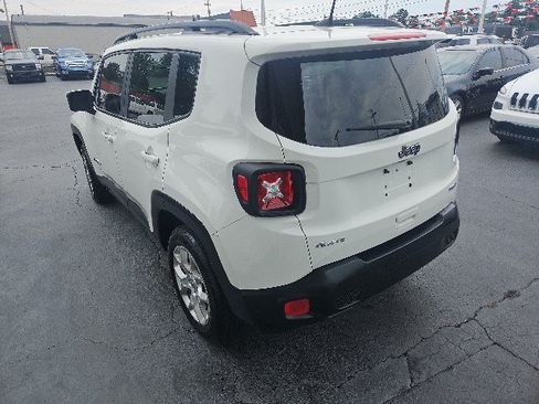 Used 2018 Jeep Renegade Latitude w/ Cold Weather Group AWD/4WD image 4
