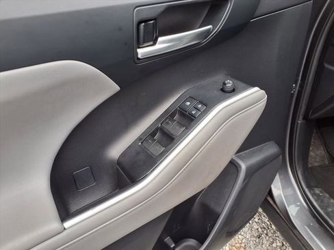 Used 2021 Toyota Highlander XLE image 9