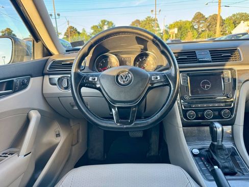Used 2018 Volkswagen Passat 2.0T SE FWD image 14