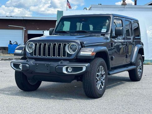 Used 2025 Jeep Wrangler Unlimited Sahara w/ Dual Top Group AWD/4WD image 2