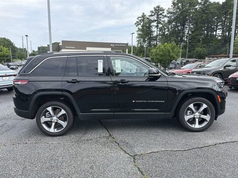 Used 2023 Jeep Grand Cherokee Limited w/ Trailer Tow Prep Group (B) AWD/4WD image 8