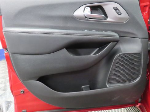 Used 2025 Chrysler Pacifica Select FWD image 51