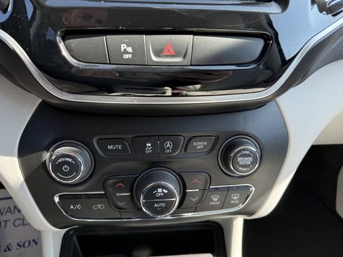 Used 2019 Jeep Cherokee Limited image 28