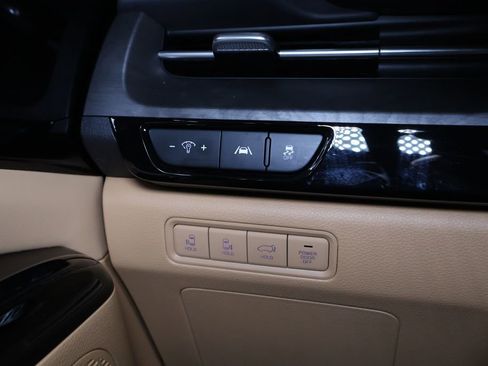 Used 2024 Kia Carnival EX image 24