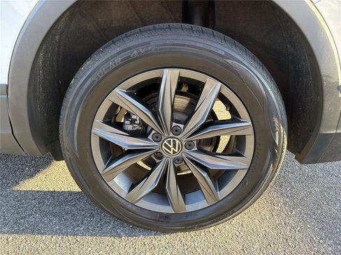 Used 2022 Volkswagen Tiguan SE image 17