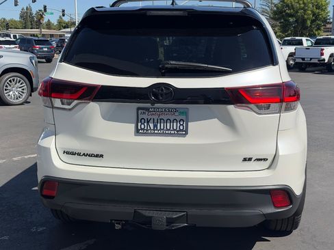 Used 2019 Toyota Highlander SE w/ Nightshade Edition AWD/4WD image 5