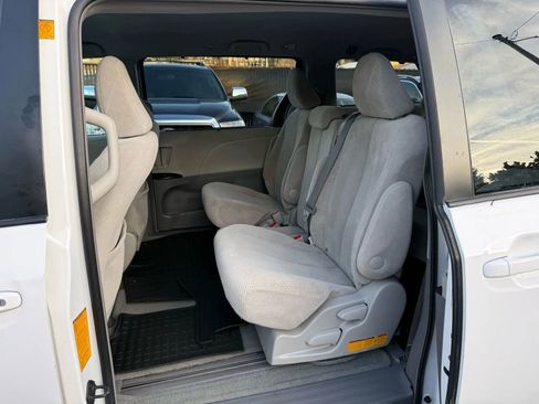 Used 2011 Toyota Sienna LE w/ Towing Pkg image 9