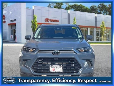 Used 2024 Toyota Grand Highlander XLE image 2