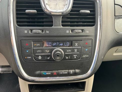 Used 2015 Chrysler Town & Country Touring-L w/ Driver Convenience Group FWD image 18