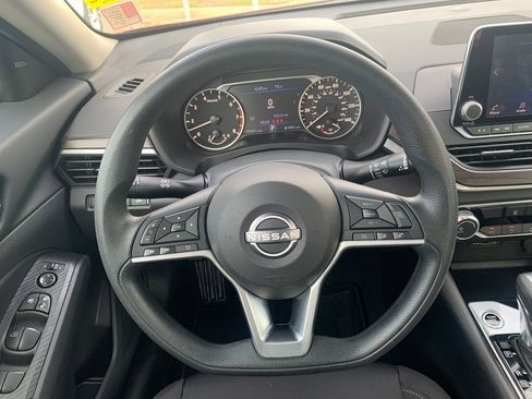 Used 2024 Nissan Altima 2.5 SV image 12