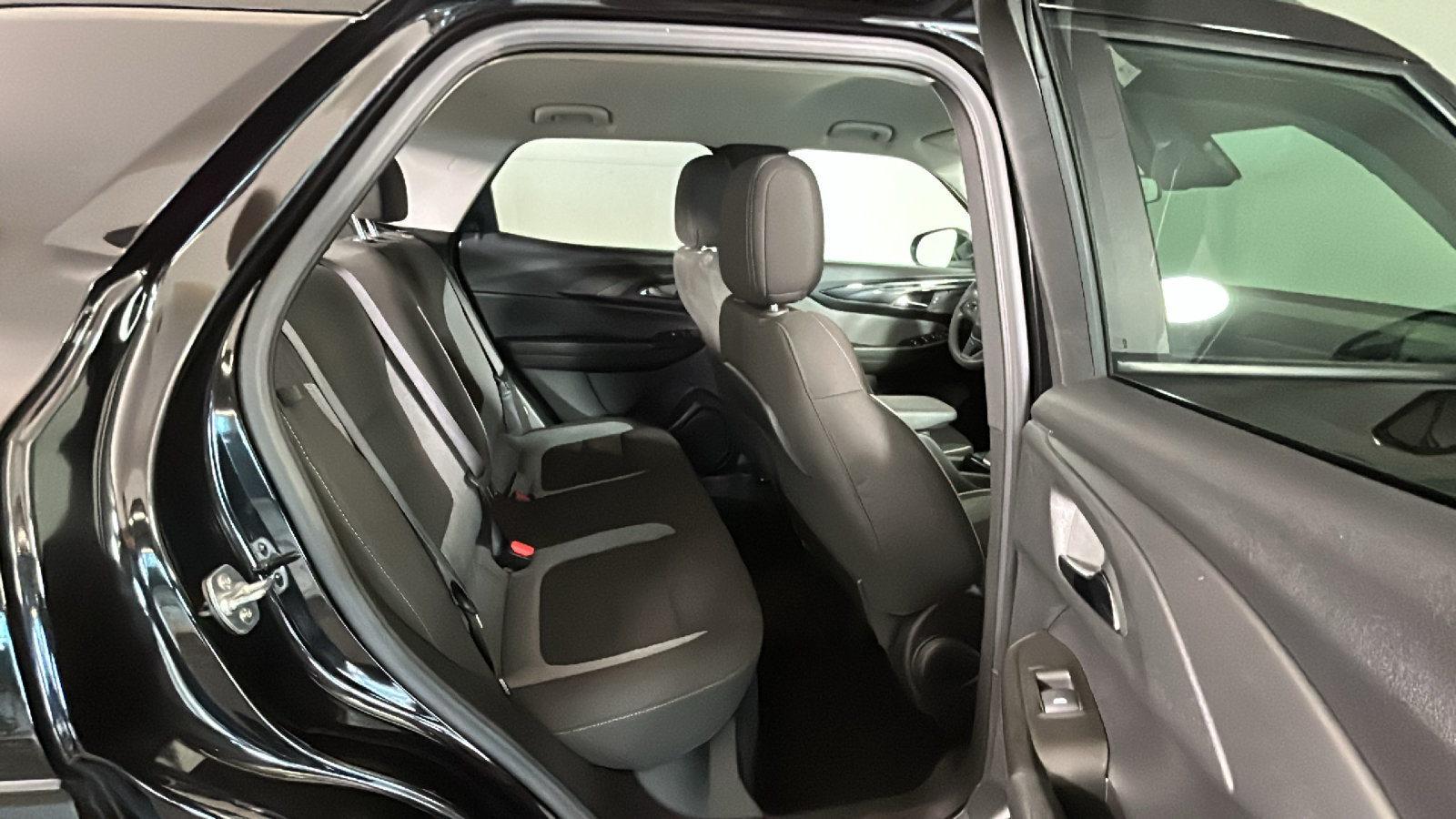Used 2025 Chevrolet TrailBlazer LT AWD/4WD image 34