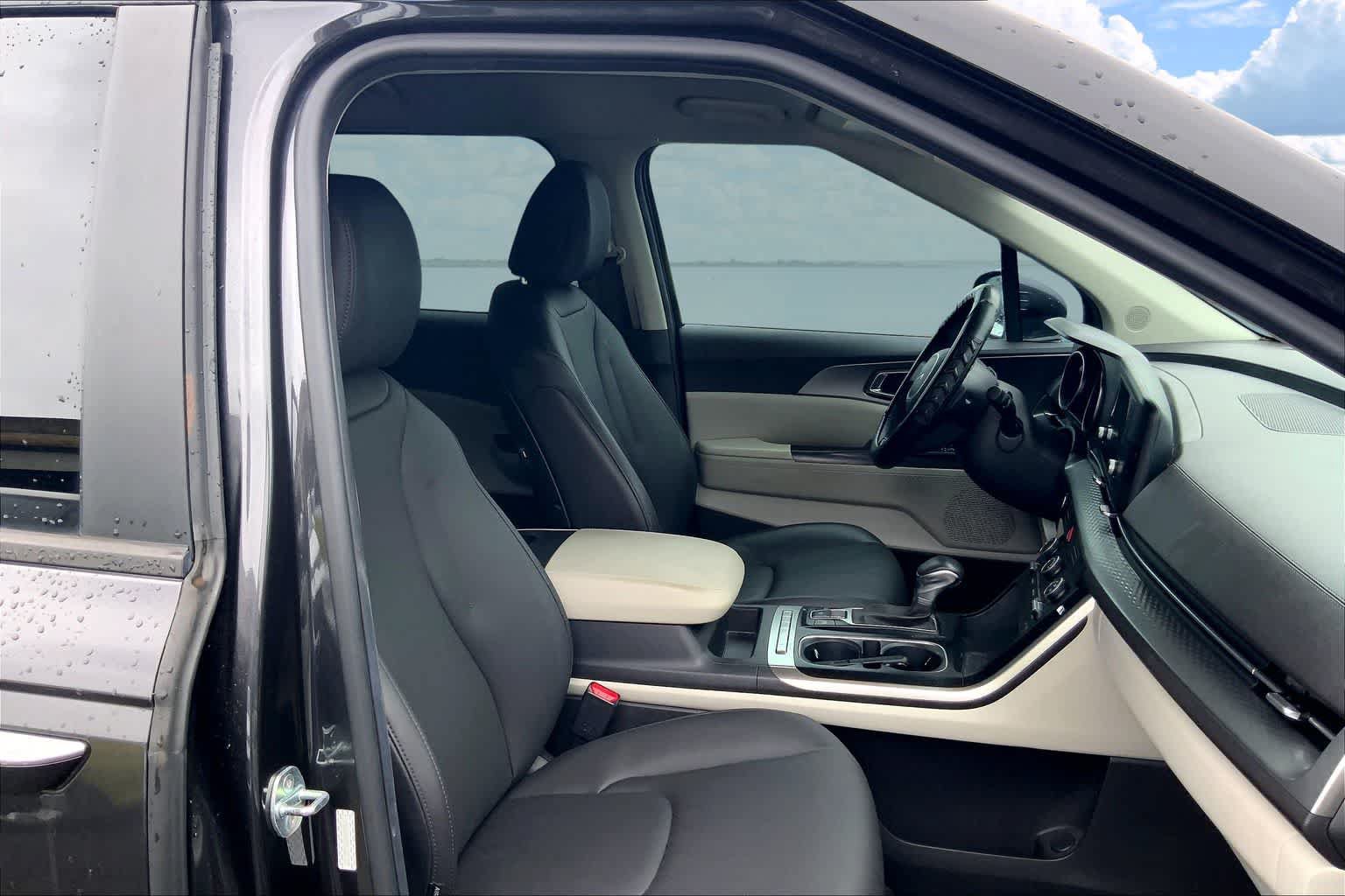 Used 2023 Kia Carnival LX FWD image 13