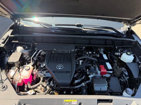 Used 2023 Toyota Highlander LE AWD/4WD image 37