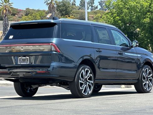 New 2026 Lincoln Navigator L Reserve AWD/4WD image 3
