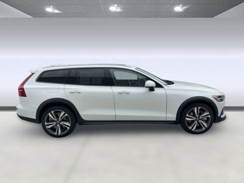Certified 2025 Volvo V60 B5 Cross Country Plus image 8