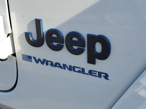 Used 2025 Jeep Wrangler Unlimited Sahara w/ Safety Group AWD/4WD image 6