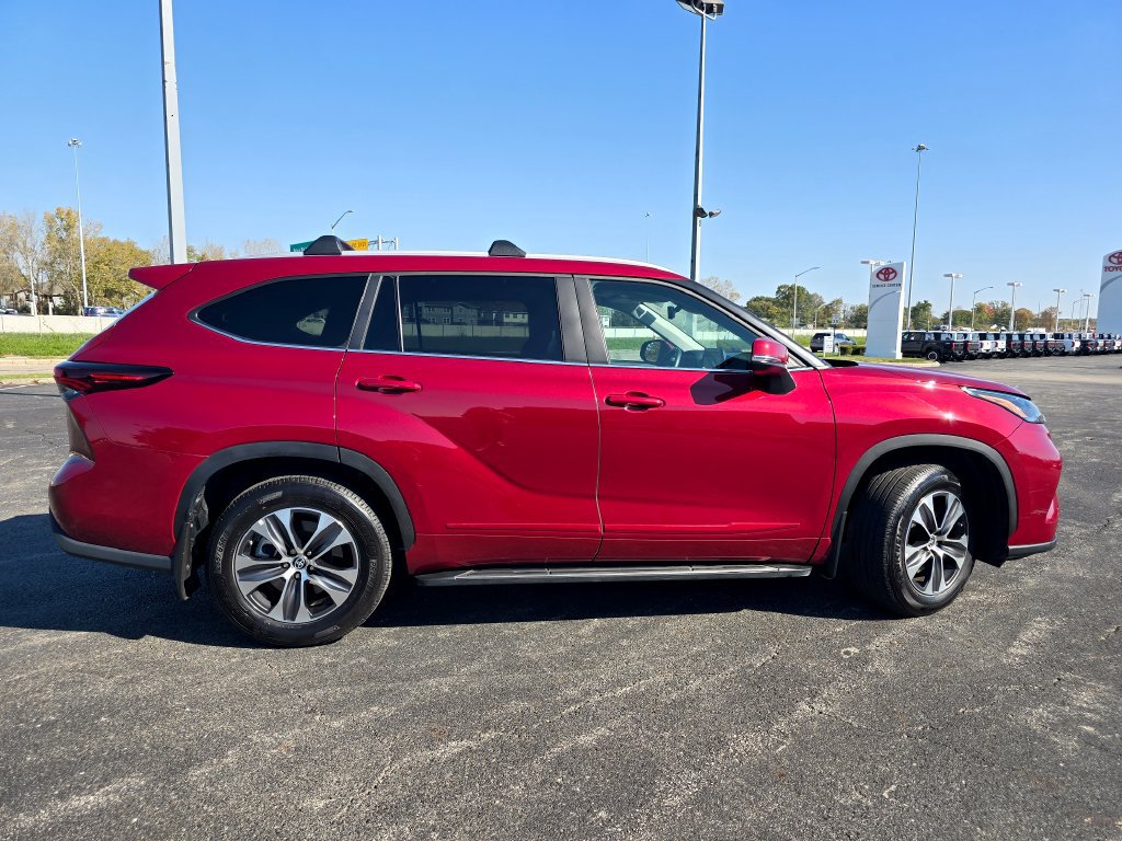 Used 2024 Toyota Highlander XLE AWD/4WD image 17