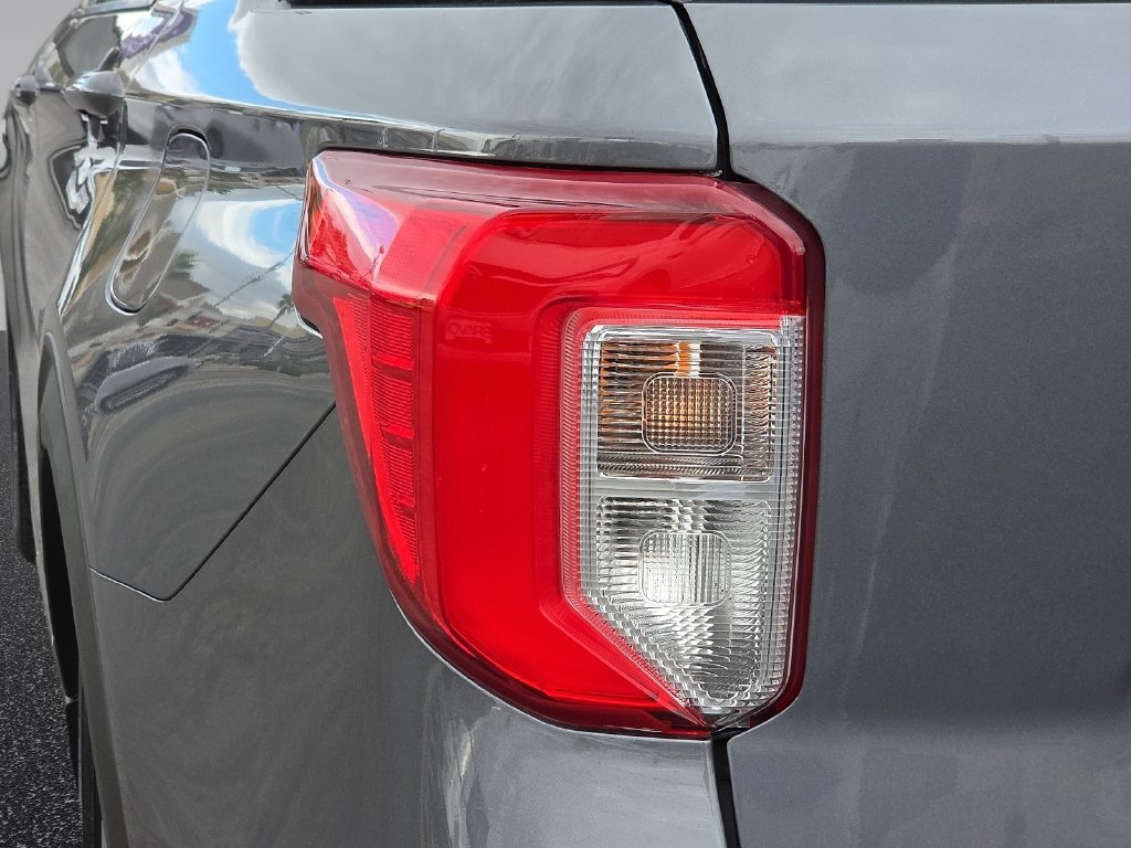 Used 2022 Ford Explorer Limited w/ Equipment Group 301A RWD image 9