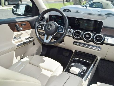 Used 2020 Mercedes-Benz GLB 250 4MATIC w/ Premium Package image 25