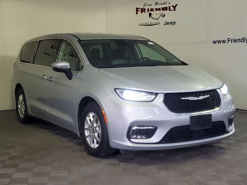 Used 2023 Chrysler Pacifica Touring-L FWD image 2