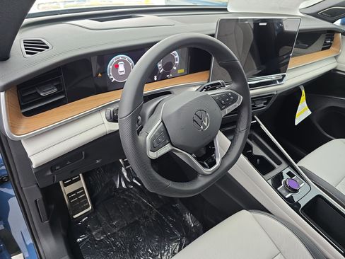 New 2026 Volkswagen Tiguan SEL R-Line AWD/4WD image 16