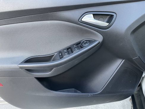 Used 2014 Ford Focus SE w/ SE Winter Package FWD image 20