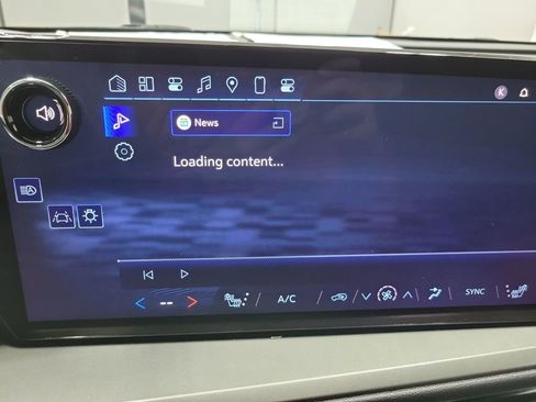 Used 2024 Chevrolet Traverse LT image 12