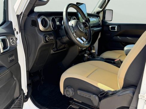 Used 2018 Jeep Wrangler Unlimited Sahara AWD/4WD image 10