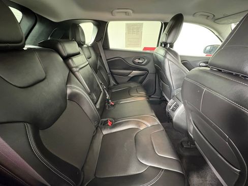 Used 2019 Jeep Cherokee Latitude Plus w/ Cold Weather Group AWD/4WD image 43