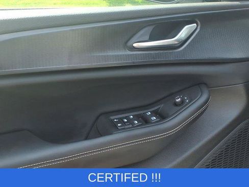 Certified 2025 Jeep Grand Cherokee Altitude AWD/4WD image 9