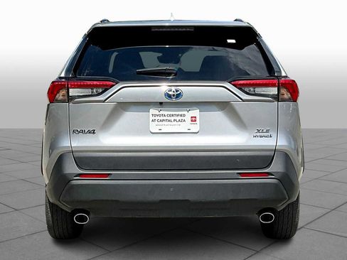 Used 2022 Toyota RAV4 XLE AWD/4WD image 5