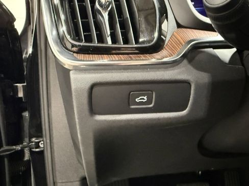 Used 2025 Volvo V60 B5 Cross Country Plus image 24