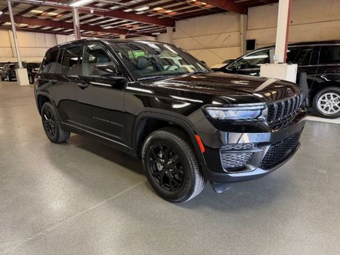 Used 2025 Jeep Grand Cherokee Altitude AWD/4WD image 5