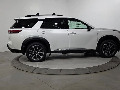 New 2026 Nissan Pathfinder Platinum image 7
