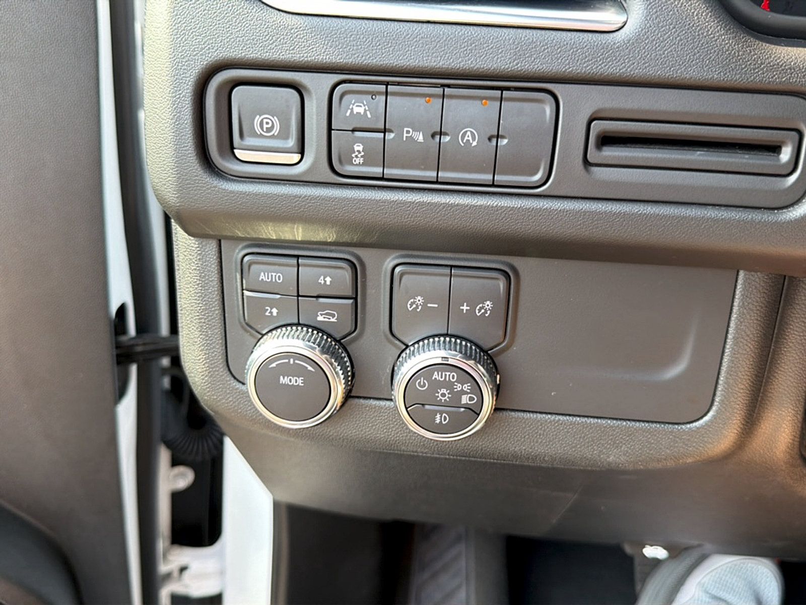 Used 2024 GMC Yukon SLT AWD/4WD image 23