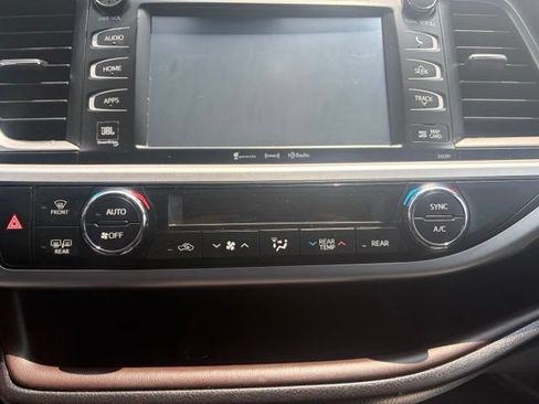 Used 2019 Toyota Highlander Limited AWD/4WD image 11